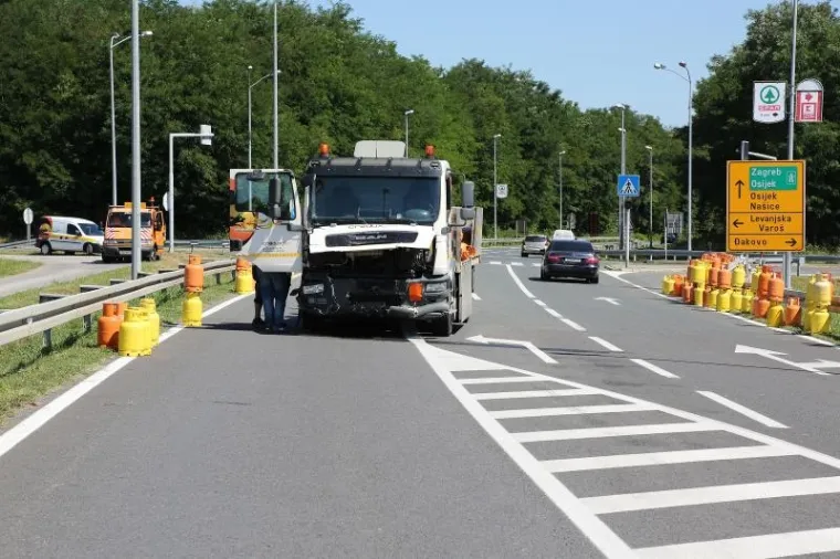 TRAGEDIJA NA ĐAKOVAČKOJ OBILAZNICI: Vozačica poginula u sudaru s kamionom koji je prevozio plinske boce