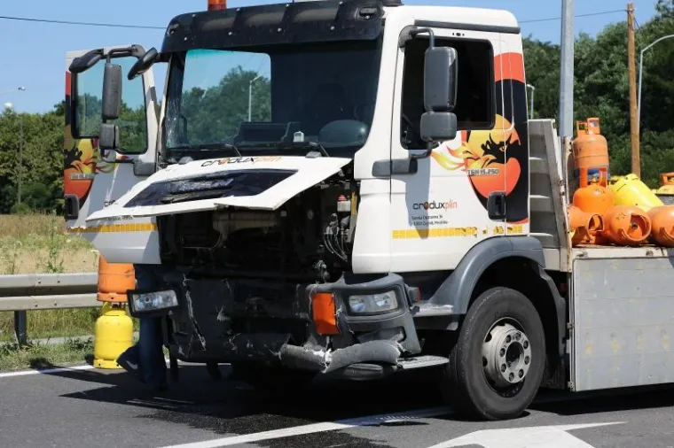 TRAGEDIJA NA ĐAKOVAČKOJ OBILAZNICI: Vozačica poginula u sudaru s kamionom koji je prevozio plinske boce