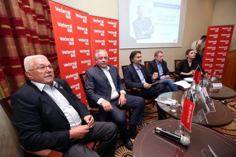 U hotelu Regent Esplanade održana je promocija knjige biv&scaron;eg premijera Ive Sanadera, koju je izdao Večernji list. Knjiga nosi naziv "Doba politike - detuđmanizacija".