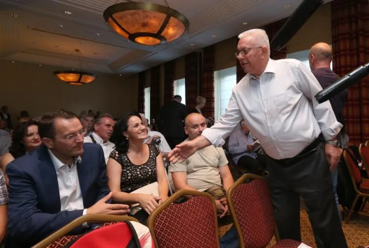 U hotelu Regent Esplanade održana je promocija knjige biv&scaron;eg premijera Ive Sanadera, koju je izdao Večernji list. Knjiga nosi naziv "Doba politike - detuđmanizacija".