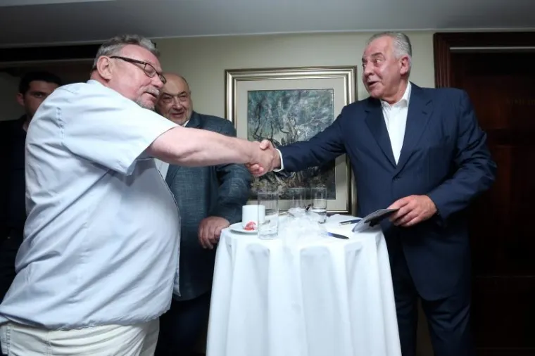 U hotelu Regent Esplanade održana je promocija knjige biv&scaron;eg premijera Ive Sanadera, koju je izdao Večernji list. Knjiga nosi naziv "Doba politike - detuđmanizacija".