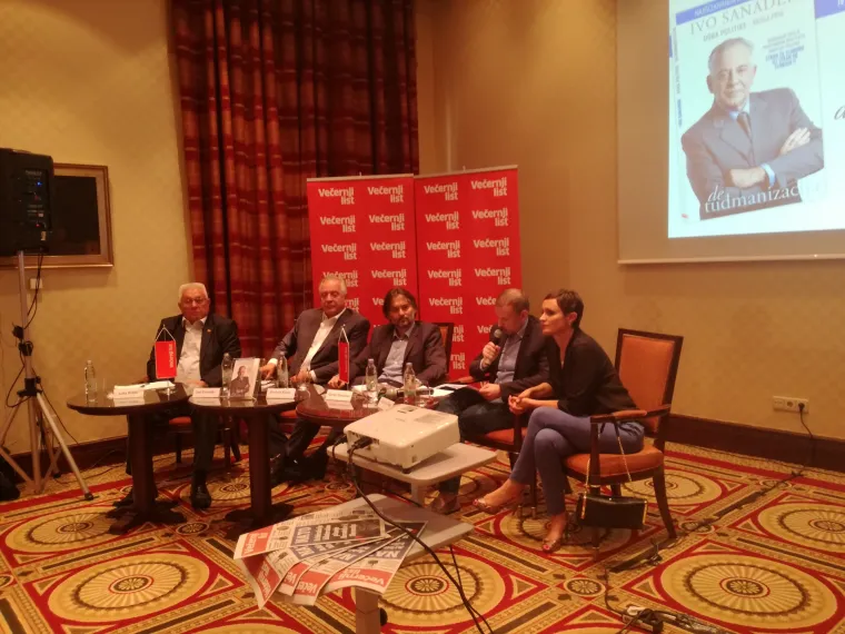 U hotelu Regent Esplanade održana je promocija knjige biv&scaron;eg premijera Ive Sanadera, koju je izdao Večernji list. Knjiga nosi naziv "Doba politike - detuđmanizacija".