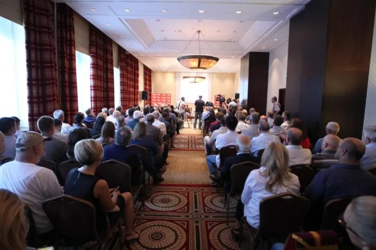 U hotelu Regent Esplanade održana je promocija knjige biv&scaron;eg premijera Ive Sanadera, koju je izdao Večernji list. Knjiga nosi naziv "Doba politike - detuđmanizacija".