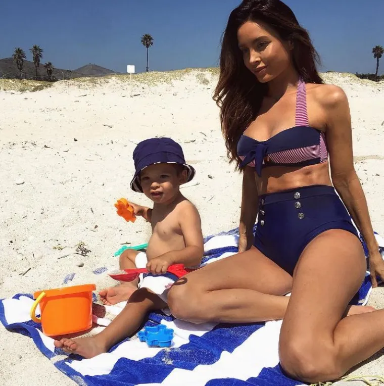 Model Sarah Stage svojim je trudnički trbuhom razljutila i zabrinula pratitelje na Instagramu. Naime, Sarah je u &scaron;estom mjesecu trudnoće, a jedino &scaron;to joj se na trbuhu vidi jesu pločice. Ona kaže da trudnoću prati redoivito i da je s bebom sve u redu. Dodaje da je isto tako intenzivno vježbala dok je bila trudna i s prvim djetetom.