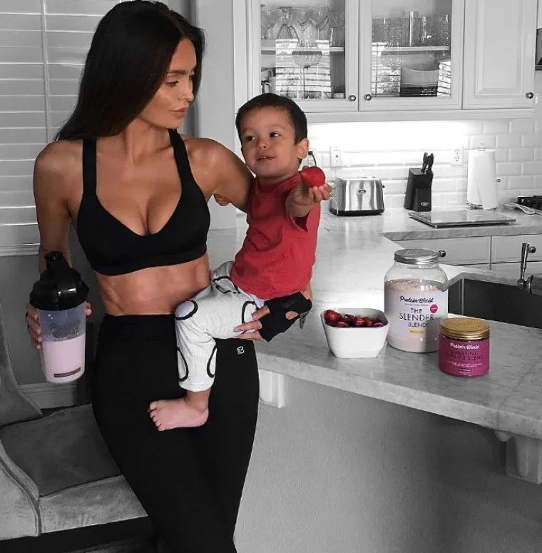 Model Sarah Stage svojim je trudnički trbuhom razljutila i zabrinula pratitelje na Instagramu. Naime, Sarah je u &scaron;estom mjesecu trudnoće, a jedino &scaron;to joj se na trbuhu vidi jesu pločice. Ona kaže da trudnoću prati redoivito i da je s bebom sve u redu. Dodaje da je isto tako intenzivno vježbala dok je bila trudna i s prvim djetetom.