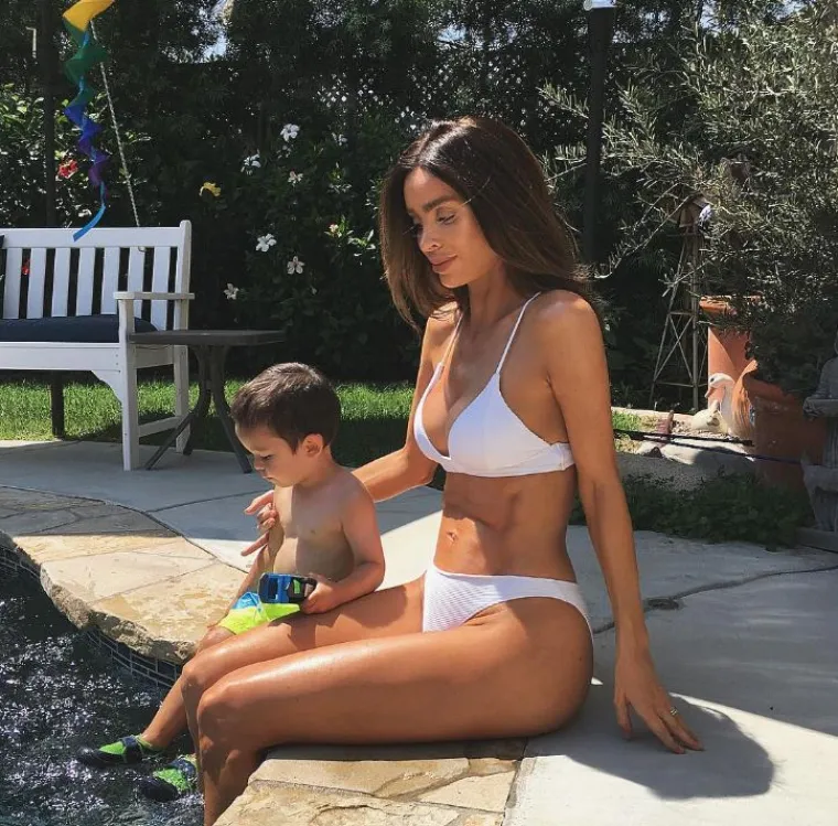 Model Sarah Stage svojim je trudnički trbuhom razljutila i zabrinula pratitelje na Instagramu. Naime, Sarah je u &scaron;estom mjesecu trudnoće, a jedino &scaron;to joj se na trbuhu vidi jesu pločice. Ona kaže da trudnoću prati redoivito i da je s bebom sve u redu. Dodaje da je isto tako intenzivno vježbala dok je bila trudna i s prvim djetetom.