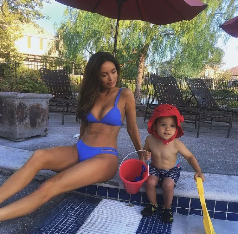 Model Sarah Stage svojim je trudnički trbuhom razljutila i zabrinula pratitelje na Instagramu. Naime, Sarah je u &scaron;estom mjesecu trudnoće, a jedino &scaron;to joj se na trbuhu vidi jesu pločice. Ona kaže da trudnoću prati redoivito i da je s bebom sve u redu. Dodaje da je isto tako intenzivno vježbala dok je bila trudna i s prvim djetetom.