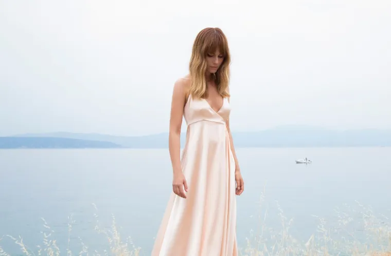 Haljine u kojima ćete se odmah osjećati ‘good to go’ dolaze u nježnim nijansama - pastelno ružičastoj, nude i boji pistacija, s povremenom pojavom nenametljivog floralnog printa.