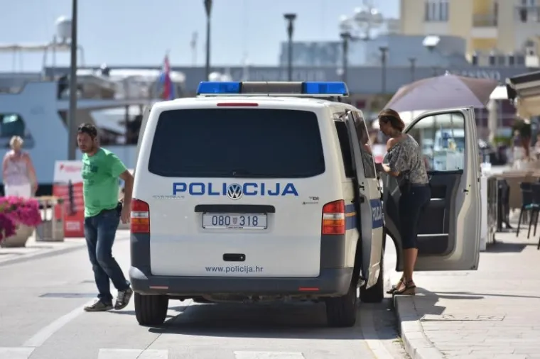 U četvrtak, oko podneva, do&scaron;lo je do sukoba i pucnjave na porečkoj Rivi, kod carinskog gata, prilikom čega je jedna osoba ranjena.