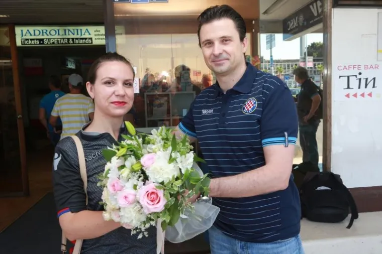 Alma &Scaron;arić i Frane Grgurević oti&scaron;li su po prve povijesne dresove u sjedi&scaron;te Macrona u Bolognu, jutros su se vratili trajektom iz Ancone. U luci ih je s cvijećem dočekao &scaron;ef Hajdukovog marketinga Aljo&scaron;a Ba&scaron;ić.