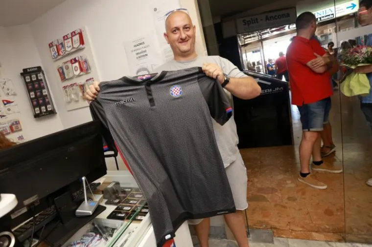 Prvi put u povijesti hrvatskog nogometa jedan je klub na dres stavio imena svojih navijača. Hajduk je predstavio treći dres, crne boje, na kojem su ispisana imena brojnih navijača koji su sudjelovali u akciji.