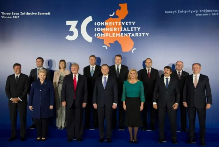 Sastanak na vrhu Inicijative triju mora u Var&scaron;avi, na kojem je Trump počasni gost,  posvećen je jačanju konkretne trgovinske, infrastrukturne, energetske i političke suradnje na prostoru između Jadranskog, Baltičkog i Crnog mora. Na otvaranju summita u Var&scaron;avi okupili su se čelnici iz 12 zemalja srednje i istočne Europe, a među njima i predsjednica RH.