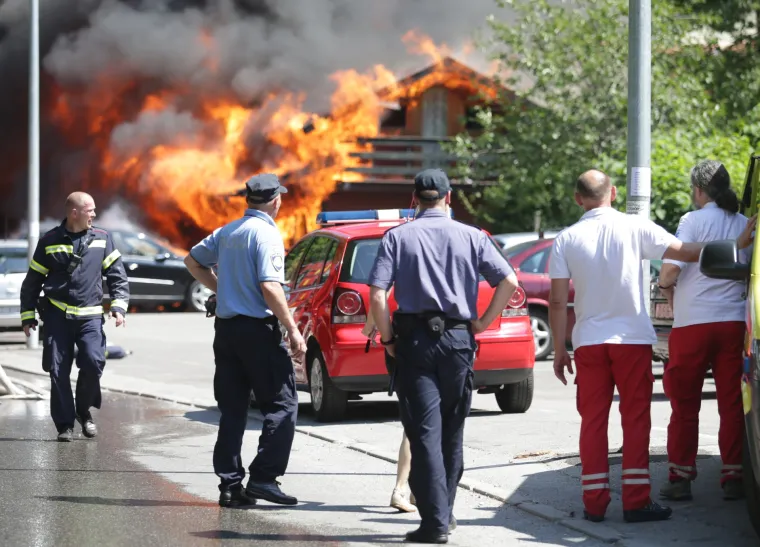 Požar na &Scaron;RC Jelenovac, grad prekriven dimom, zaustavljeni autobusi...