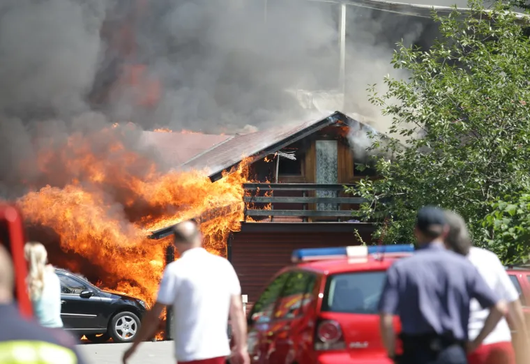 Požar na &Scaron;RC Jelenovac, grad prekriven dimom, zaustavljeni autobusi...