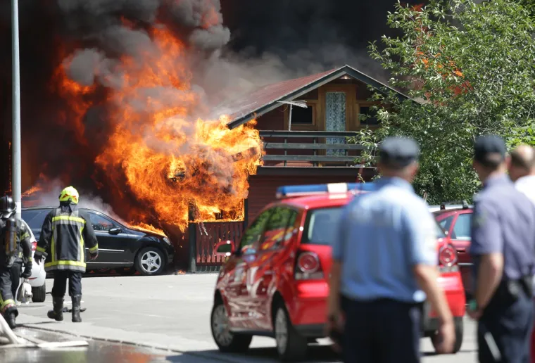 Požar na &Scaron;RC Jelenovac, grad prekriven dimom, zaustavljeni autobusi...
