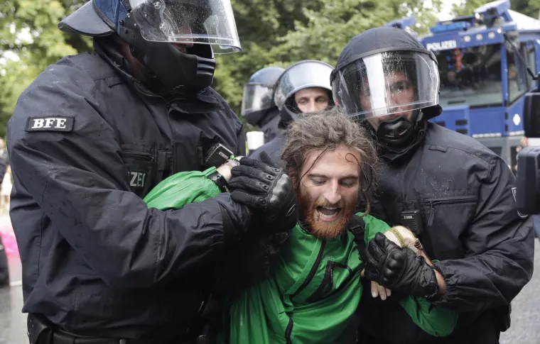 Hamburg kao ratna zona: policija zatražila pomoć, Melania Trump blokirana u rezidenciji