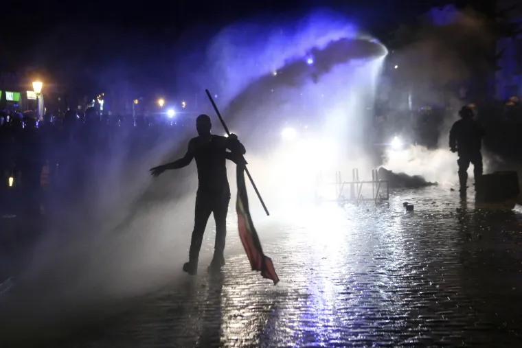 Hamburg kao ratna zona: policija zatražila pomoć, Melania Trump blokirana u rezidenciji