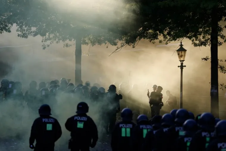 PROSVJED UOČI SUMMITA G20: U sukobu s antikapitalističkim prosvjednicima i anarhistima ozlijeđeno 76 policajaca