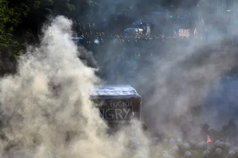 PROSVJED UOČI SUMMITA G20: U sukobu s antikapitalističkim prosvjednicima i anarhistima ozlijeđeno 76 policajaca
