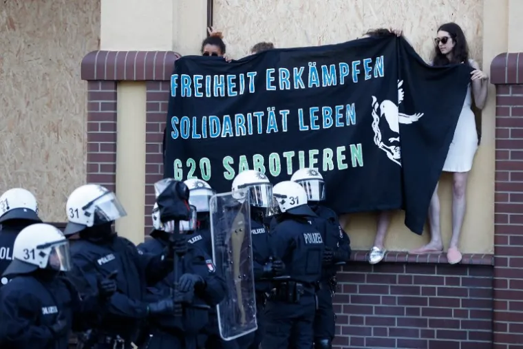 PROSVJED UOČI SUMMITA G20: U sukobu s antikapitalističkim prosvjednicima i anarhistima ozlijeđeno 76 policajaca