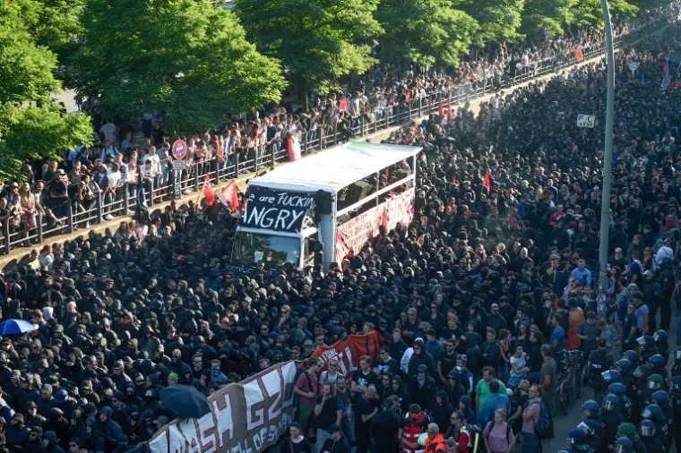 PROSVJED UOČI SUMMITA G20: U sukobu s antikapitalističkim prosvjednicima i anarhistima ozlijeđeno 76 policajaca