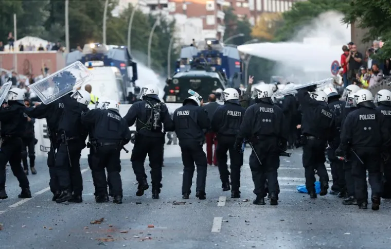 PROSVJED UOČI SUMMITA G20: U sukobu s antikapitalističkim prosvjednicima i anarhistima ozlijeđeno 76 policajaca