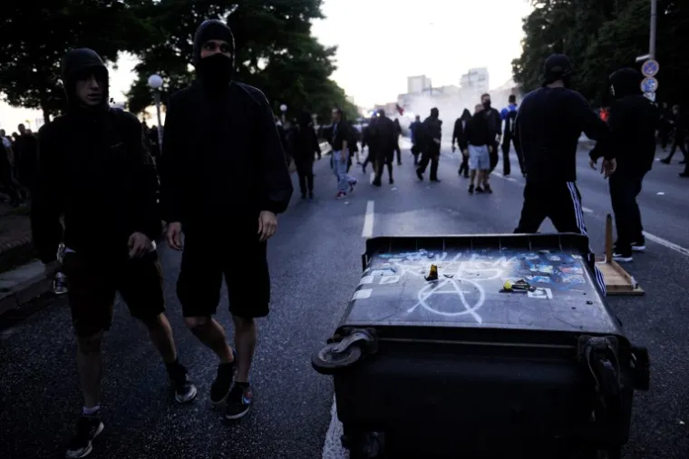 Najmanje je 13.000 prosvjednika sudjelovalo u mar&scaron;u u četvrtak, a među njima 1000 je bilo anarhista, s crnom maskom preko lica, navodi policija.
