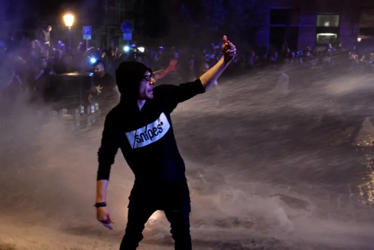 PROSVJED UOČI SUMMITA G20: U sukobu s antikapitalističkim prosvjednicima i anarhistima ozlijeđeno 76 policajaca