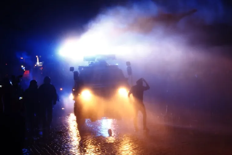 PROSVJED UOČI SUMMITA G20: U sukobu s antikapitalističkim prosvjednicima i anarhistima ozlijeđeno 76 policajaca