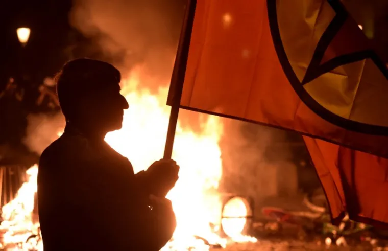 Izgredi su počeli navečer ne&scaron;to poslije polaska povorke od 12.000 osoba, prema policijskoj procjeni. Nastavljeni su zatim na različitim mjestima u toj sjevernonjemačkoj luci koja će 7. i 8. srpnja biti mjesto održavanja summita 20 najvećih svjetskih gospodarstava svijeta.