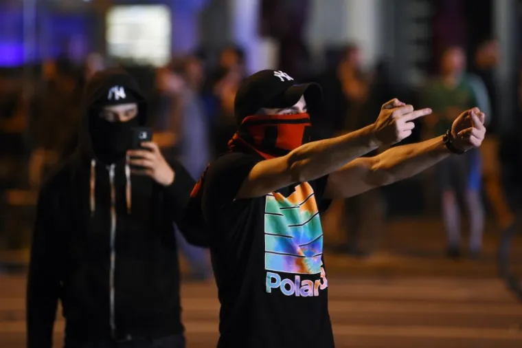 PROSVJED UOČI SUMMITA G20: U sukobu s antikapitalističkim prosvjednicima i anarhistima ozlijeđeno 76 policajaca