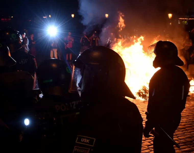 PROSVJED UOČI SUMMITA G20: U sukobu s antikapitalističkim prosvjednicima i anarhistima ozlijeđeno 76 policajaca