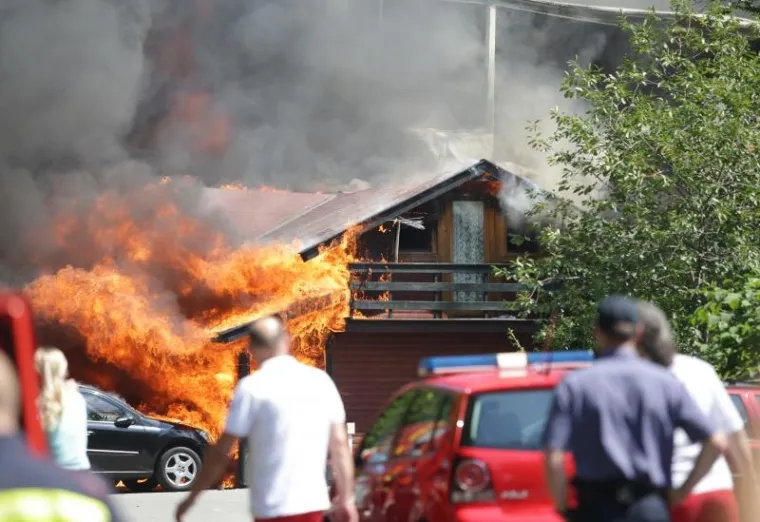 VELIKA FOTOGALERIJA POŽARA U ZAGREBU: Potpuno izgorjela sportska dvorana, vatra zahvatila i aute