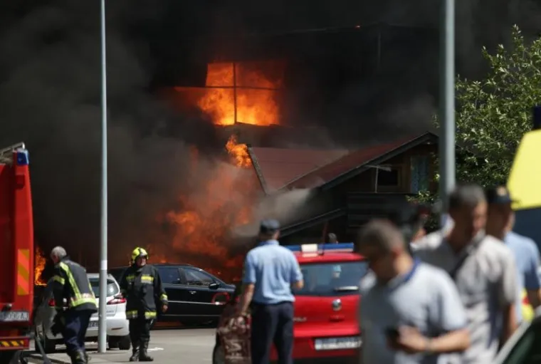 VELIKA FOTOGALERIJA POŽARA U ZAGREBU: Potpuno izgorjela sportska dvorana, vatra zahvatila i aute