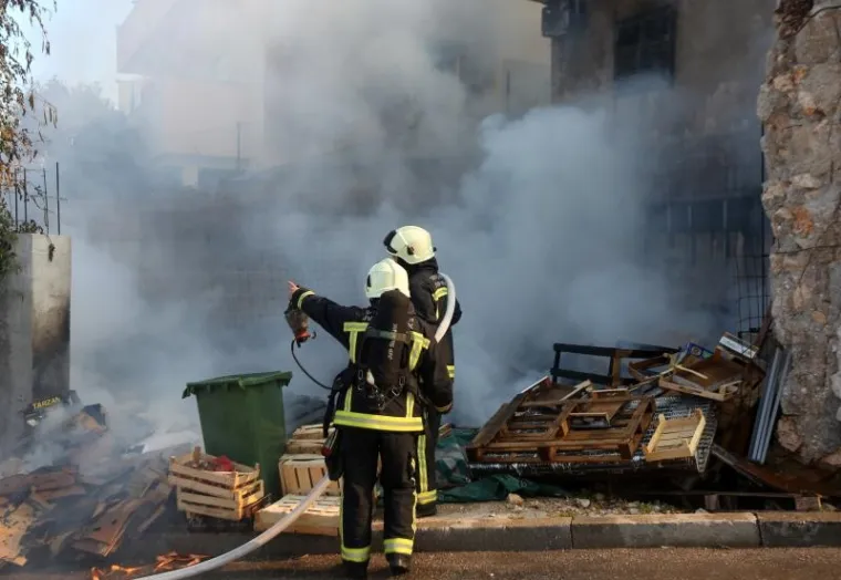 POŽAR U &Scaron;IBENIKU: Vatra zahvatila obiteljsku kuću u kojoj su se nalazili turisti