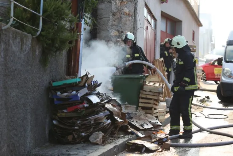 POŽAR U &Scaron;IBENIKU: Vatra zahvatila obiteljsku kuću u kojoj su se nalazili turisti