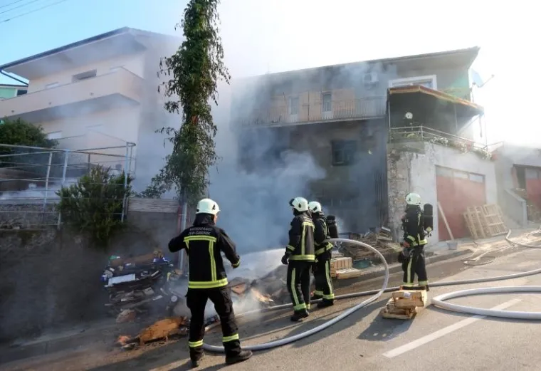 U obiteljskoj kući u Karlovackoj ulici u &scaron;ibeniku izbio je požar. Brzom intervencijom isti je uga&scaron;en, a jedna osoba je zatražila lječničku pomoć. Očevidom će se utvrditi uzroci požara.
