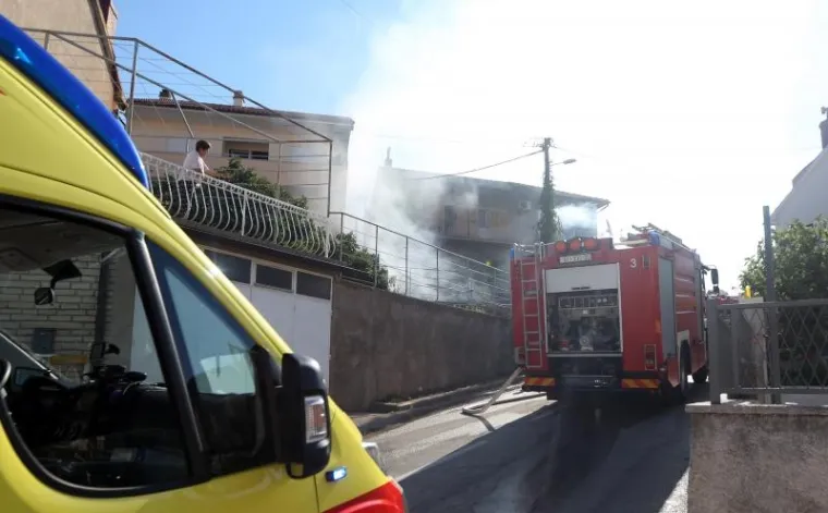 POŽAR U &Scaron;IBENIKU: Vatra zahvatila obiteljsku kuću u kojoj su se nalazili turisti