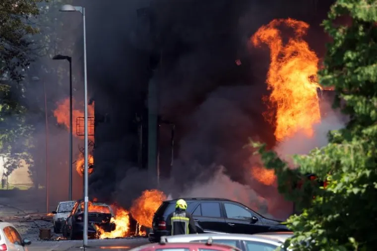 VELIKA FOTOGALERIJA POŽARA U ZAGREBU: Potpuno izgorjela sportska dvorana, vatra zahvatila i aute