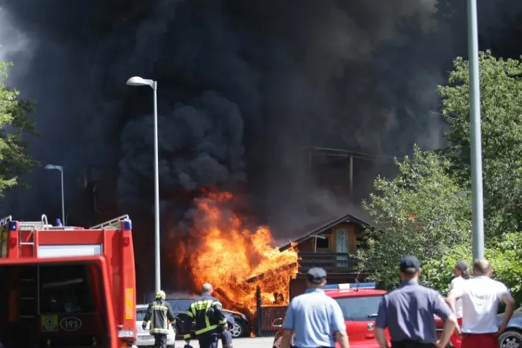 VELIKA FOTOGALERIJA POŽARA U ZAGREBU: Potpuno izgorjela sportska dvorana, vatra zahvatila i aute