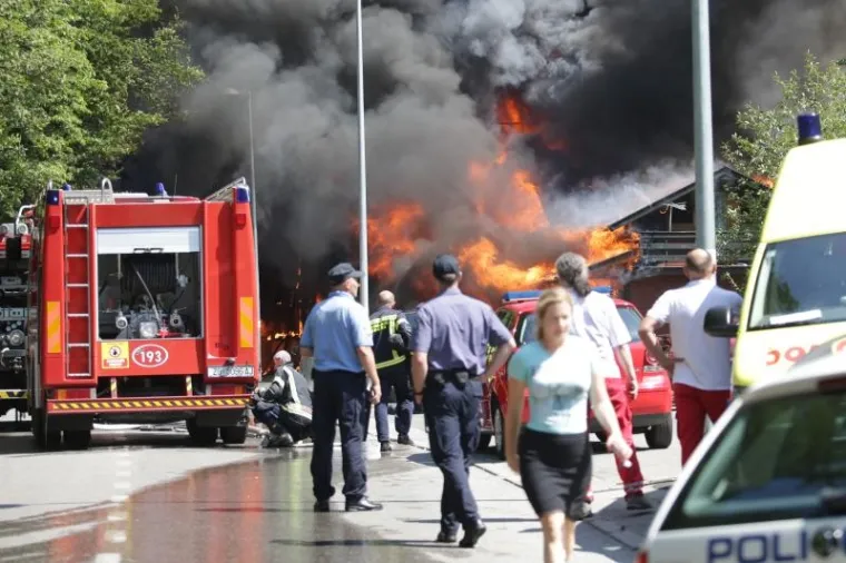 VELIKA FOTOGALERIJA POŽARA U ZAGREBU: Potpuno izgorjela sportska dvorana, vatra zahvatila i aute