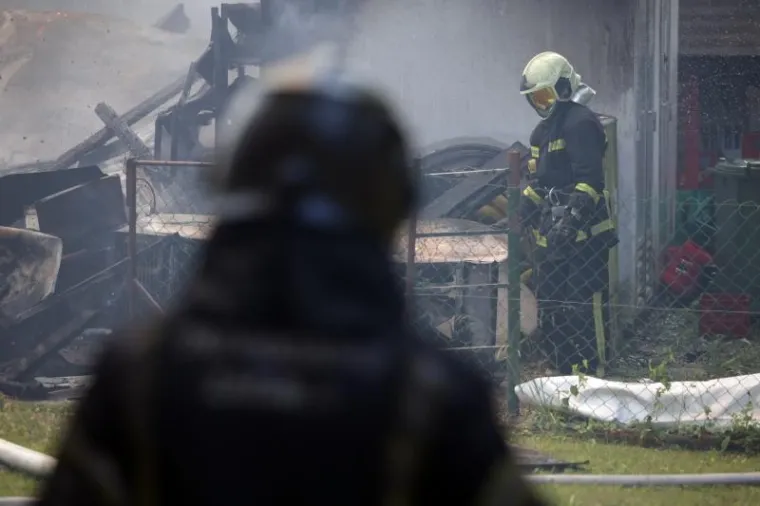 VELIKA FOTOGALERIJA POŽARA U ZAGREBU: Potpuno izgorjela sportska dvorana, vatra zahvatila i aute