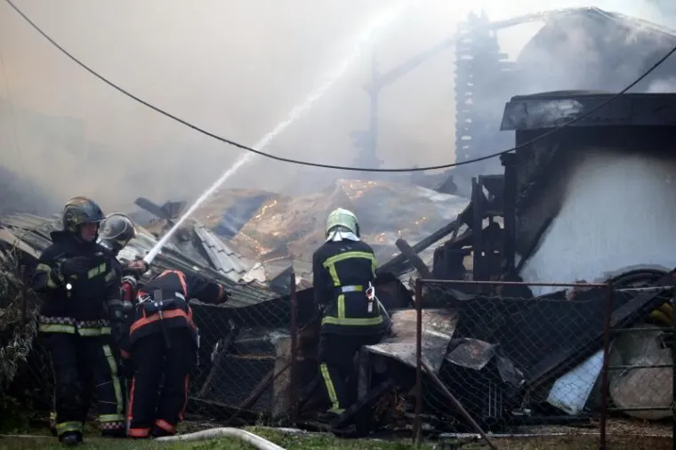 VELIKA FOTOGALERIJA POŽARA U ZAGREBU: Potpuno izgorjela sportska dvorana, vatra zahvatila i aute