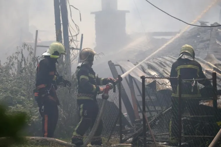 VELIKA FOTOGALERIJA POŽARA U ZAGREBU: Potpuno izgorjela sportska dvorana, vatra zahvatila i aute
