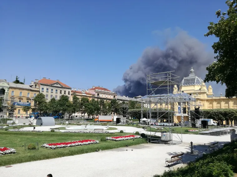 DIM IZNAD ZAGREBA: Zbog požara koji je izbio na Jelenovcu nad Zagrebom se nadvio gusti crni dim