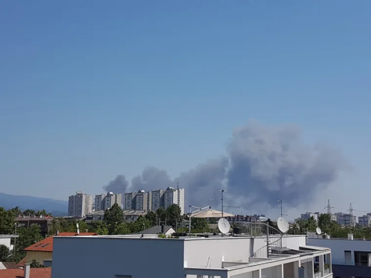DIM IZNAD ZAGREBA: Zbog požara koji je izbio na Jelenovcu nad Zagrebom se nadvio gusti crni dim