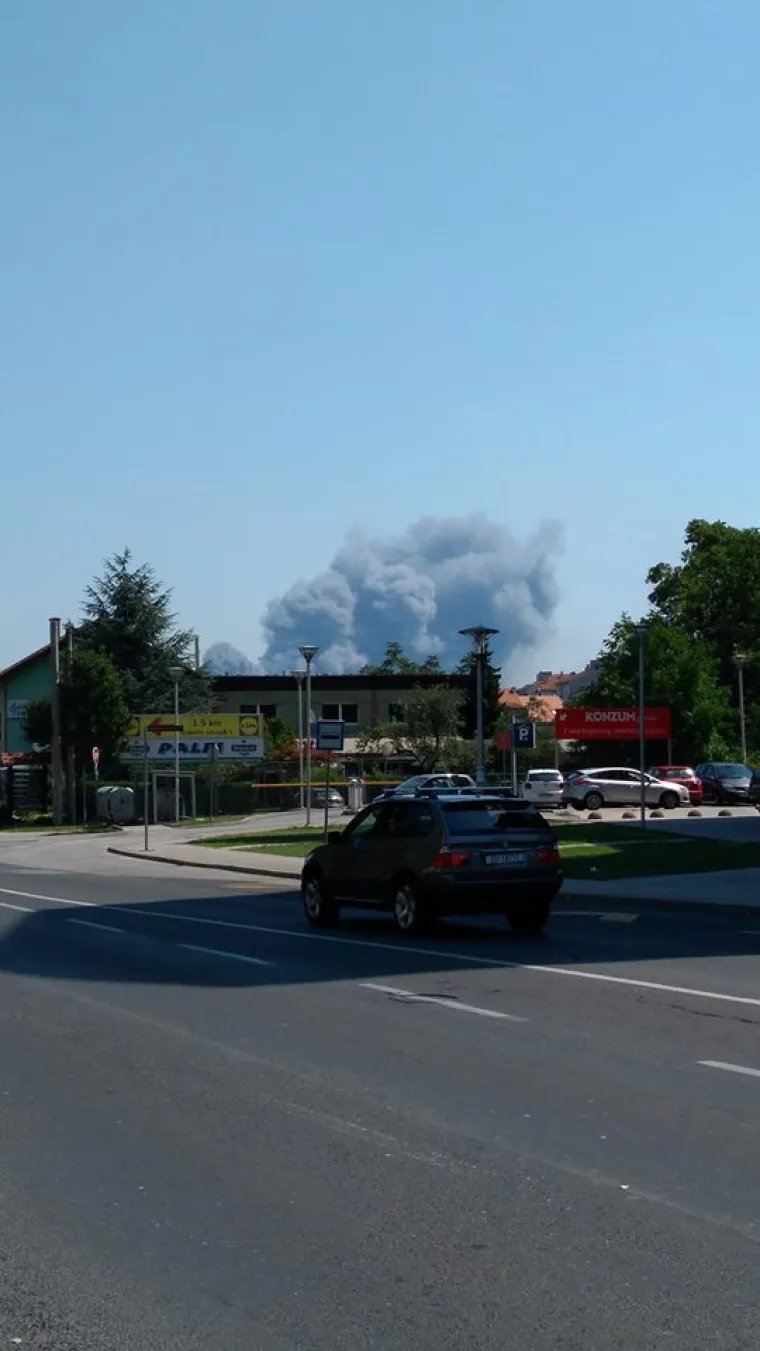 DIM IZNAD ZAGREBA: Zbog požara koji je izbio na Jelenovcu nad Zagrebom se nadvio gusti crni dim