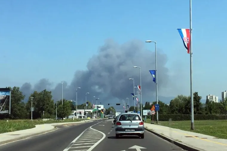 DIM IZNAD ZAGREBA: Zbog požara koji je izbio na Jelenovcu nad Zagrebom se nadvio gusti crni dim