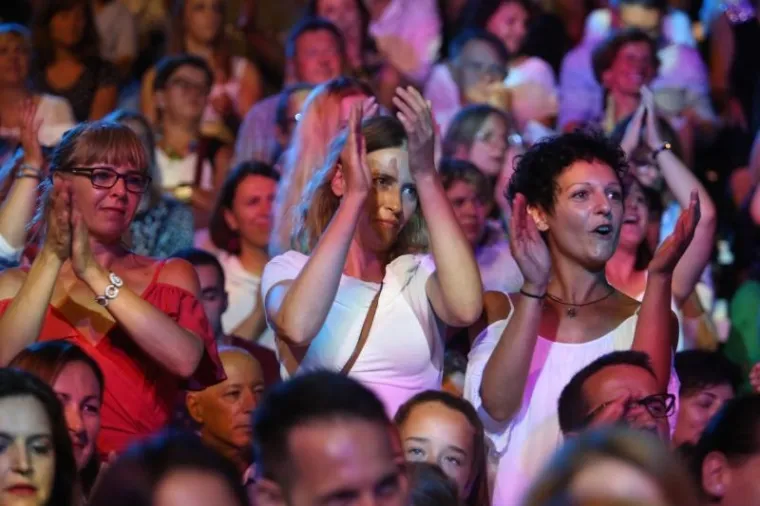 ZAPALIO PROKURATIVE: Gibonni svojim najvećim hitovima otvorio 57. po redu Splitski festival