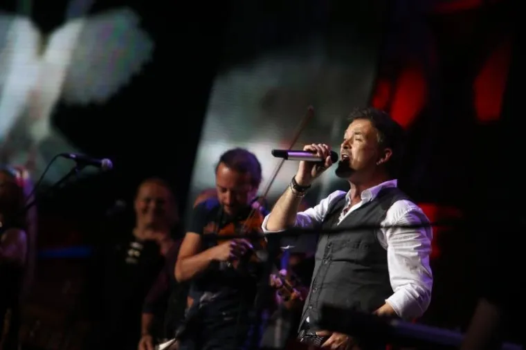 ZAPALIO PROKURATIVE: Gibonni svojim najvećim hitovima otvorio 57. po redu Splitski festival